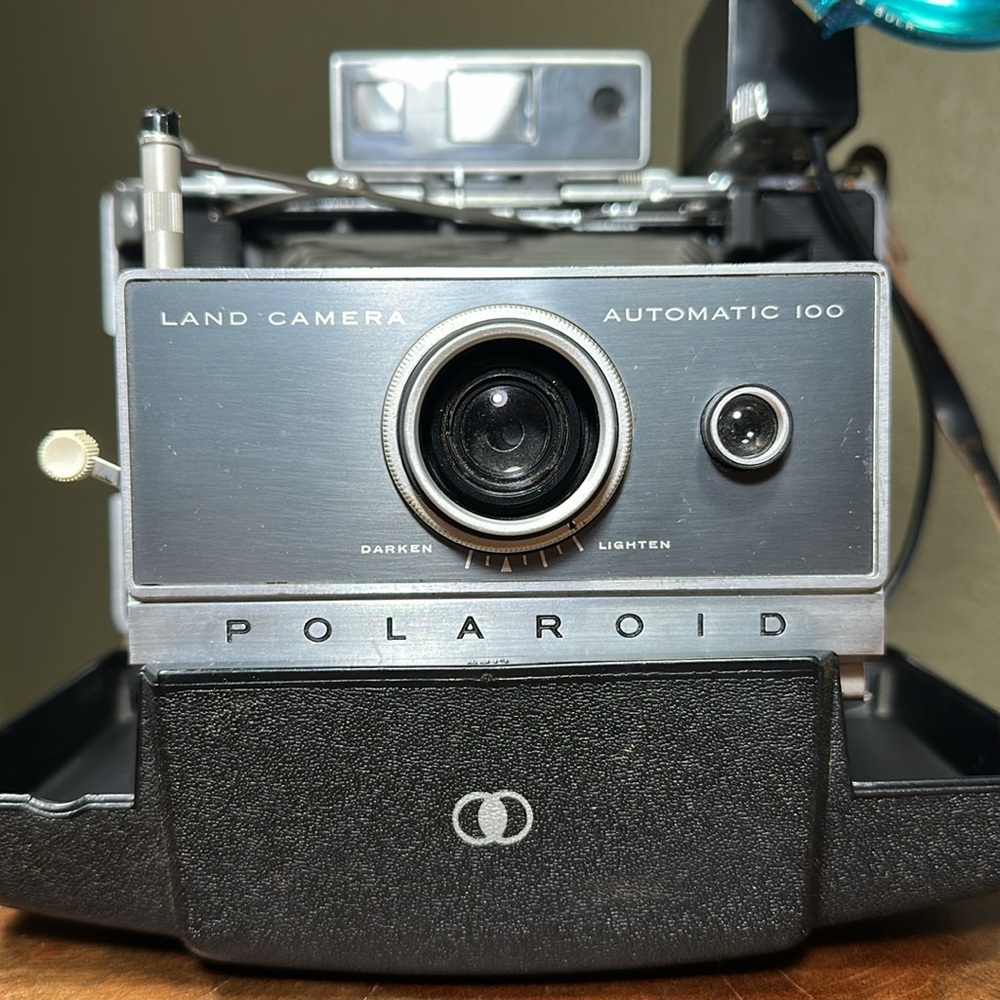 POLAROID Land Camera Automatic 100 w/ Model 268 Flash - Picture 3 of 16